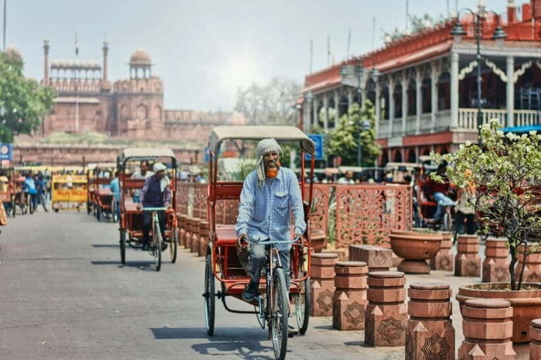 Old & New Delhi Guided Tour with Insightful Slum Experience - Key Points