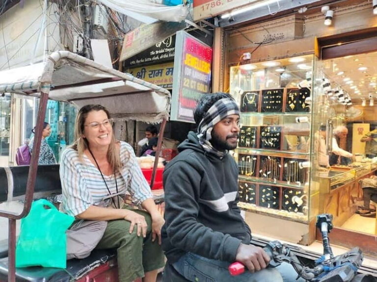 Old & New Delhi Shopping Tour with Female Consultant - Authenticity and Value