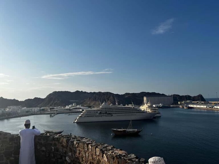 Oman: local tour guide - Transportation and Group Size