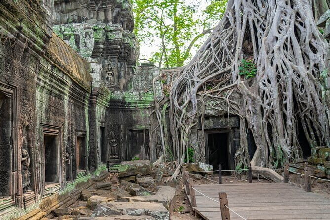 Private Angkor Wat Sunrise Guide Tour include Breakfast and Snack - Exploring the Khmer Capital: Victory Gate and Bayon Temple