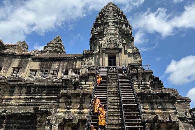 Private Angkor Wat Sunrise Tour with Lunch Included - Detailed itinerary breakdown