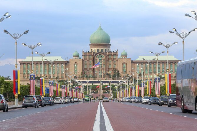 Private Half-Day Putrajaya Tour with Lake Cruise from Kuala Lumpur - Practical Considerations and Tips