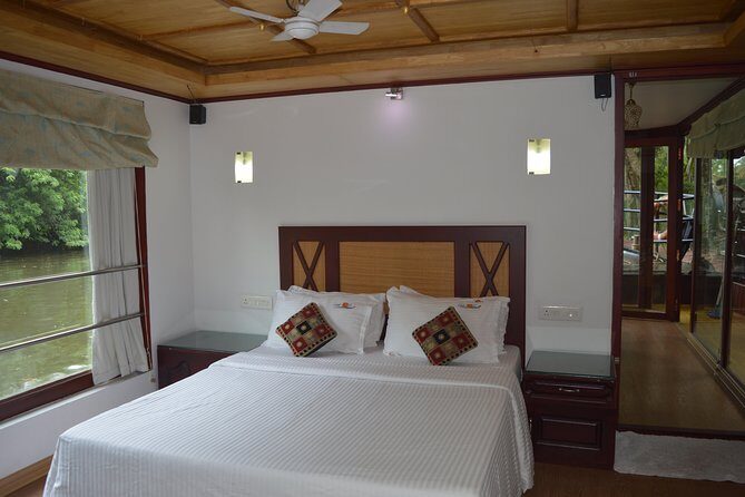 Private luxury Houseboat trip at Alleppy Backwaters. - The Comfort and Amenities