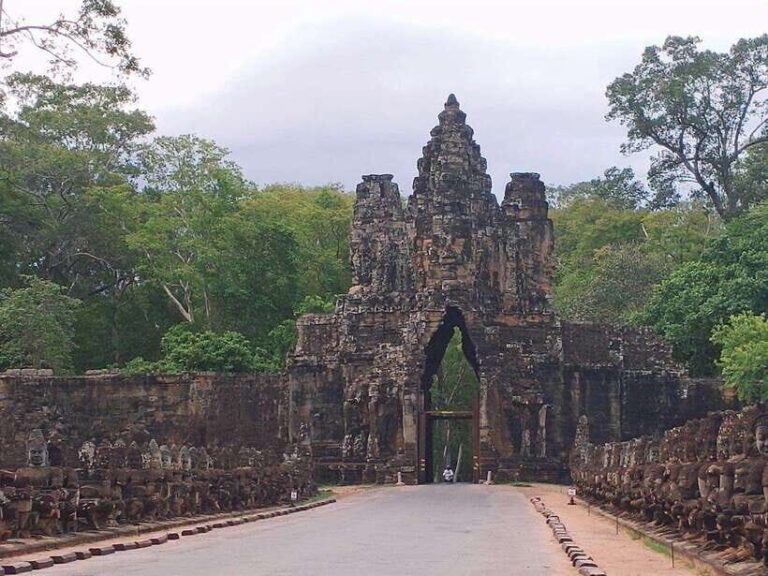 Private One Day Tour with Sunrise at Angkor Wat - Diving Into the Heart of Angkor Thom