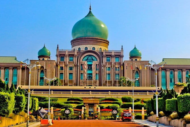 Putrajaya Boat Cruise, with Lunch, Prime Minister Office, Putra and Pink Mosques - Analyzing the Value