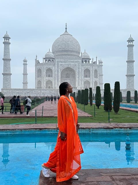 Rent a sari or kurta pajama for Taj Mahal visit & picture - The Experience in Detail