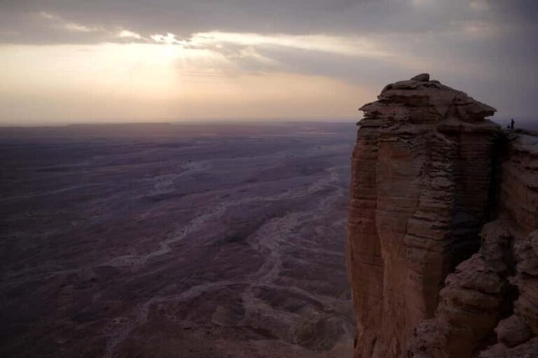 Riyadh Province: Edge of the World Tour Sunset with Dinner - What Travelers Love about This Tour