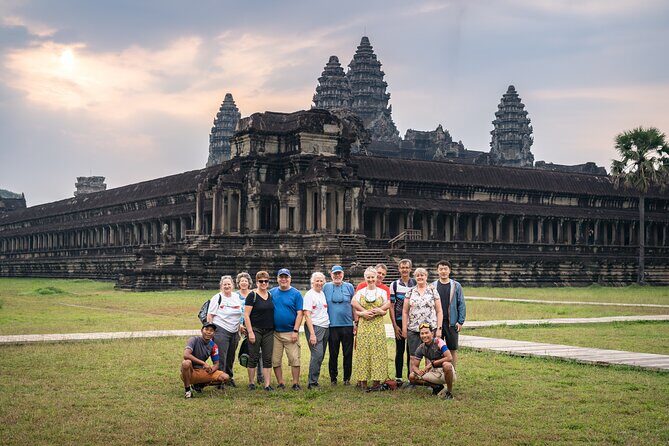 Siem Reap: Angkor Sunrise Tour by Bike with Breakfast & Lunch - Analyzing the Value