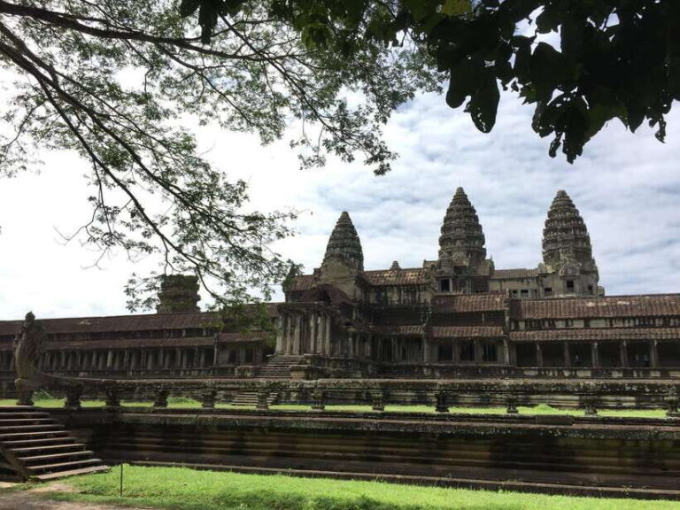 Siem Reap: Angkor Wat Half-Day Trip with Local Guide - Exploring the Tour in Detail