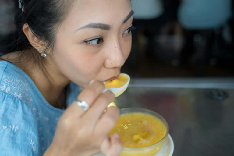 Singapore: Chinatown Hawkers Food Tour with 7 Food Tastings - The Real Value of the Tour