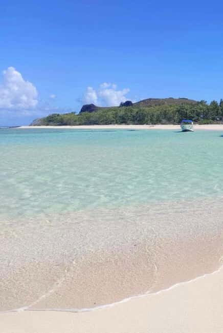 Speedboat excursion: Ile aux Bénitier/Dauphins/ Roche Crystal - What’s Included and What’s Not