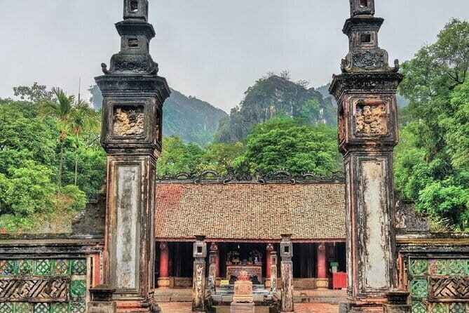 Tam Coc Countryside & Cave Escape - First Stop: Hoa Lu Ancient Capital