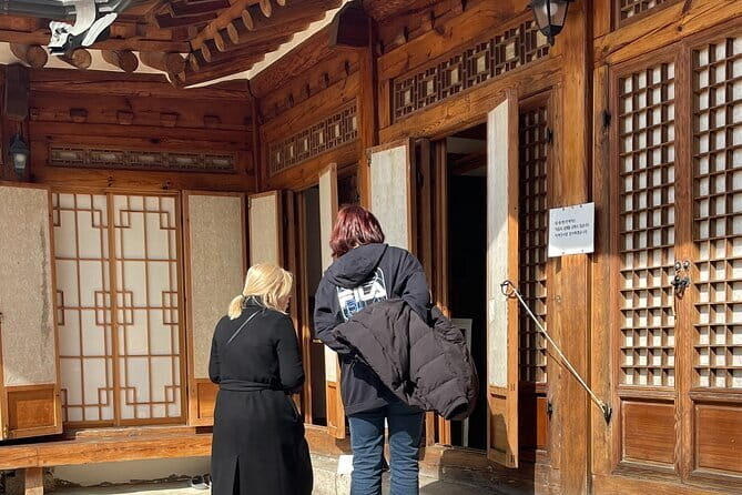 Tour Seouls oldest district with a storyteller from Bukchon - The Itinerary: What You’ll Discover