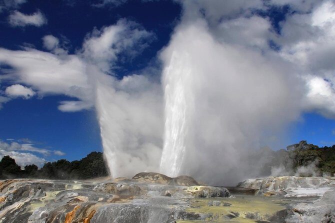 4-Day Wellington to Auckland via Rotorua Tour - From Rotorua to Auckland: The Glowworm Caves and Hobbiton