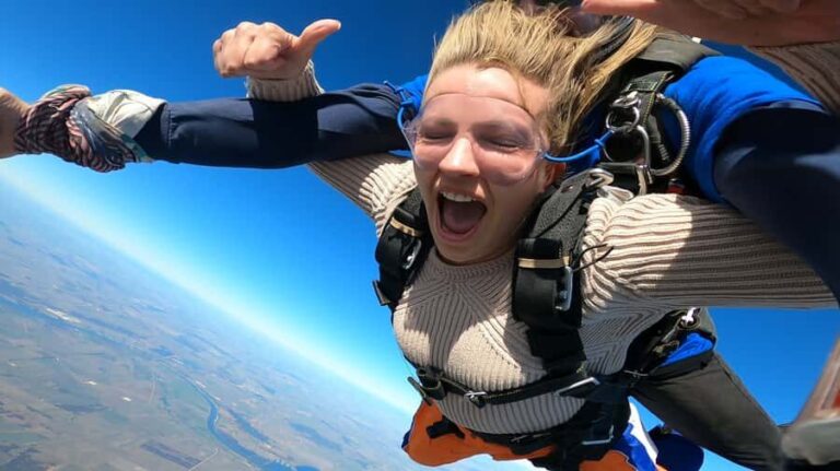 Adelaide: Tandem Skydiving over Lake Alexandrina - The Facilities and Group Experience