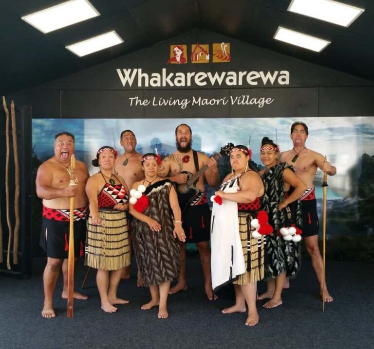 Auckland: Rotorua Mori Village & Waitomo Caves with Lunch - The Itinerary in Detail