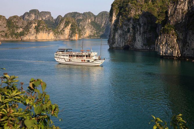 Bai Tu Long bay Boutique Cruise 2D/1N: Kayaking & swimming at pristine places - The View and the Value