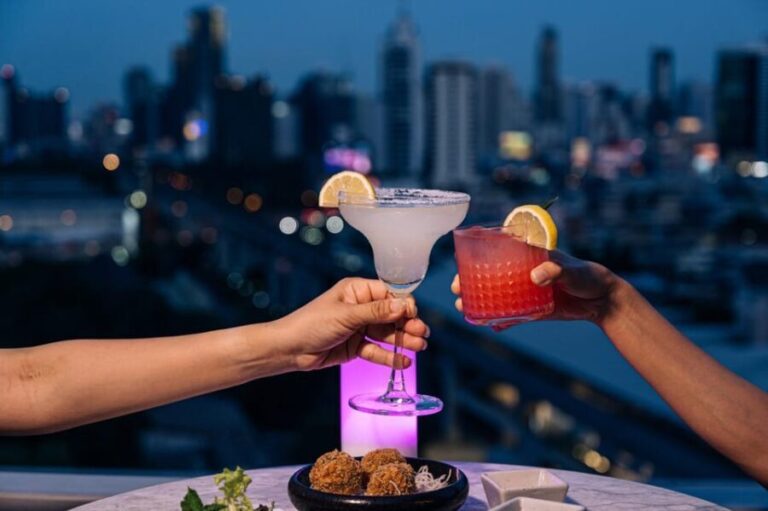 Bangkok: Barracuda Rooftop Bar Akara Hotel - The Setting and Atmosphere