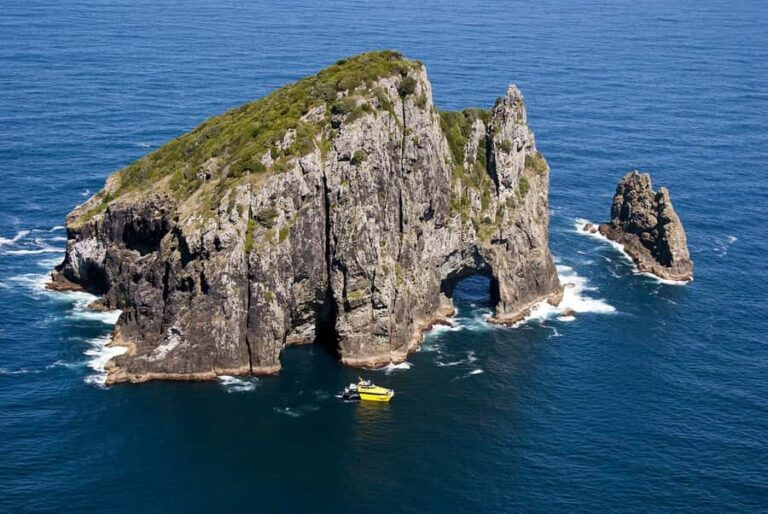 Bay of Islands: Discover the Bay Cruise with Island Lunch - The Hole in the Rock