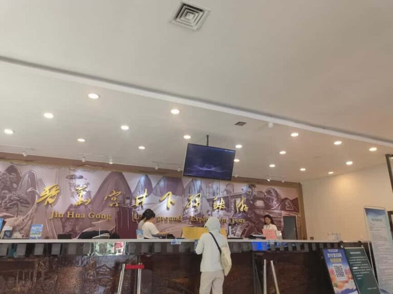 Datong: Yungang Grottoes and Jinhua Palace 2-Day Tour - Exploring the First Day: Yungang Grottoes and Jinhua Palace Coal Mine