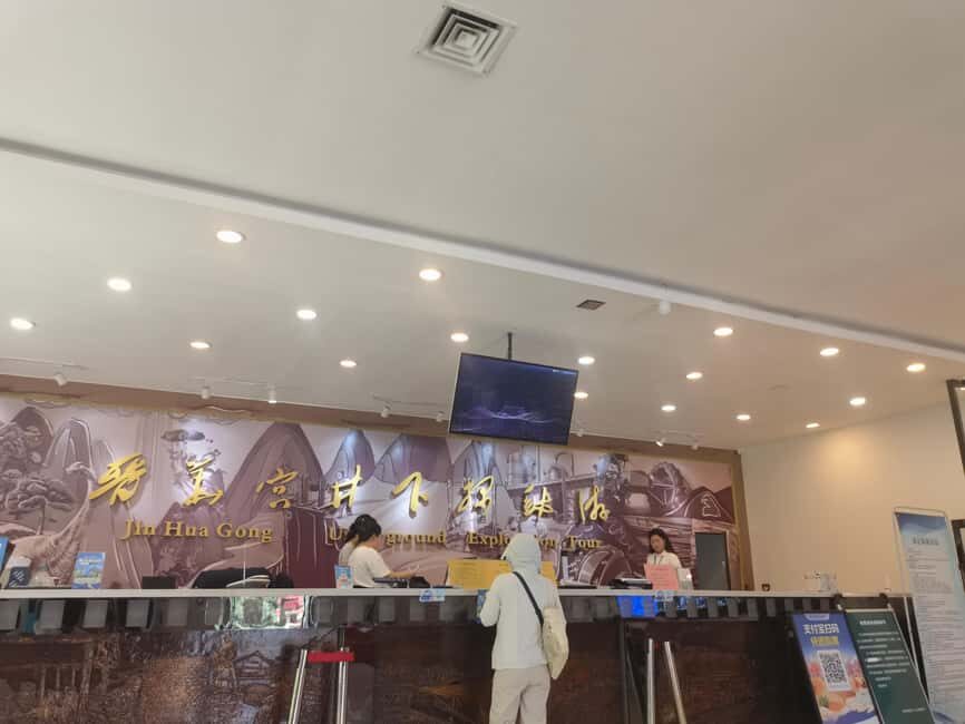 Datong: Yungang Grottoes and Jinhua Palace 2-Day Tour - Exploring the First Day: Yungang Grottoes and Jinhua Palace Coal Mine
