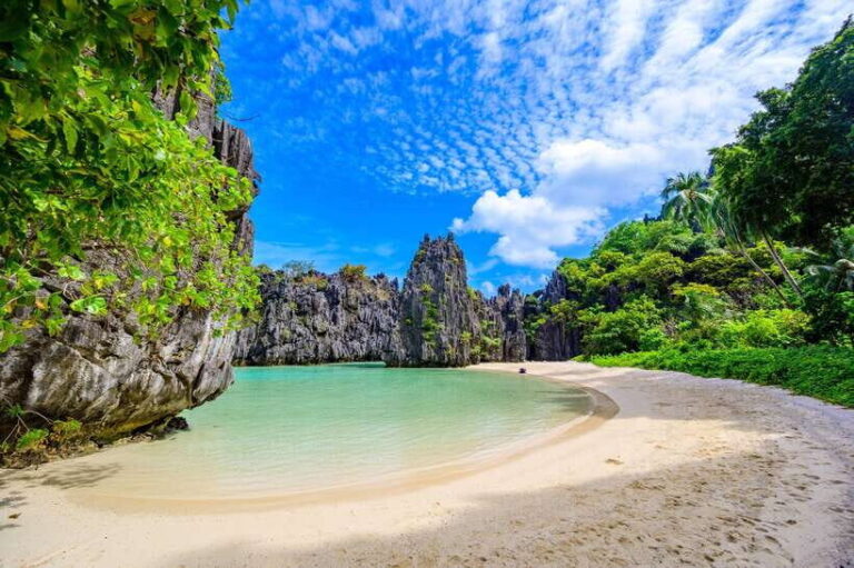 El Nido: Island Hopping and Snorkeling Private Boat Tour - Detailed Breakdown of the Itinerary