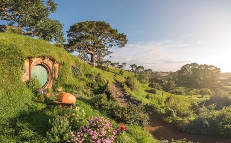 Ex Auckland: Hobbiton & Rotorua Mori Village w Hangi Lunch - Itinerary Breakdown: A Day in a Nutshell