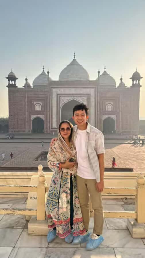 From Delhi: Same Day Taj Mahal Tour with lunch in 5 star - Exploring the Taj Mahal and Surroundings