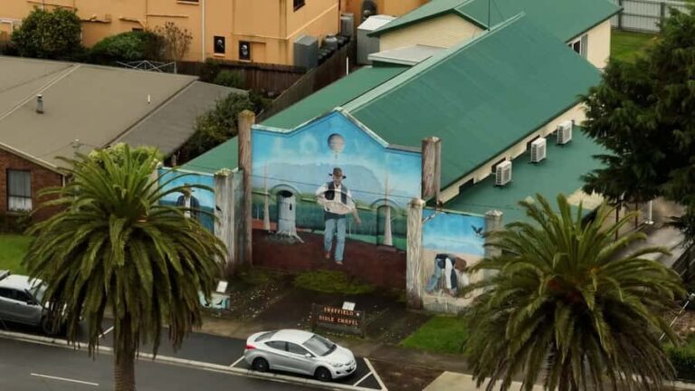 From Launceston: Sheffield Murals & Cradle Mountain Day Tour - Travel Experience and Group Dynamics