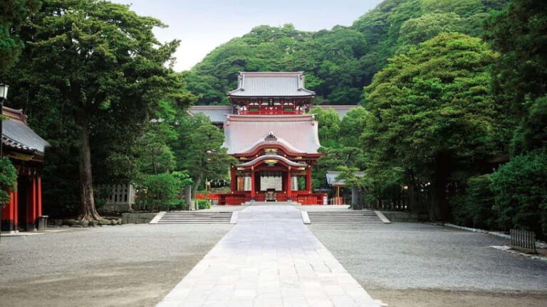 From Tokyo: Private Tour to Kamakura - Temples, Sea, Onsen - Lunch and Coastal Charm at Enoshima Island