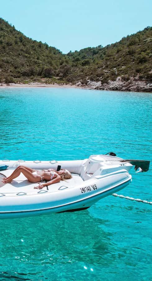 From Vis: Speed boat tour along south shore Of Vis - Onboard Comfort and Practicalities