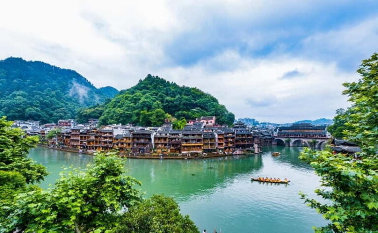 From Zhangjiajie: Fenghuang Ancient Town & Furong Town Tour - Exploring Fenghuang Ancient Town: A Window into Traditional China