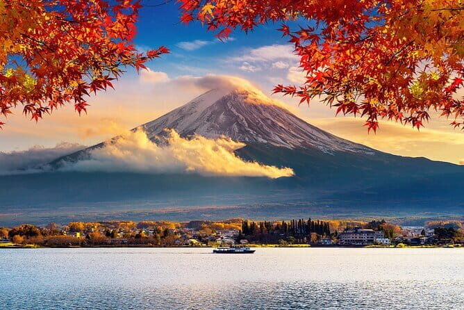Full Day Tour at Mt. Fuji, Onsen, Lake Kawaguchi and Yamanaka - Transport, Guides, and Group Dynamics