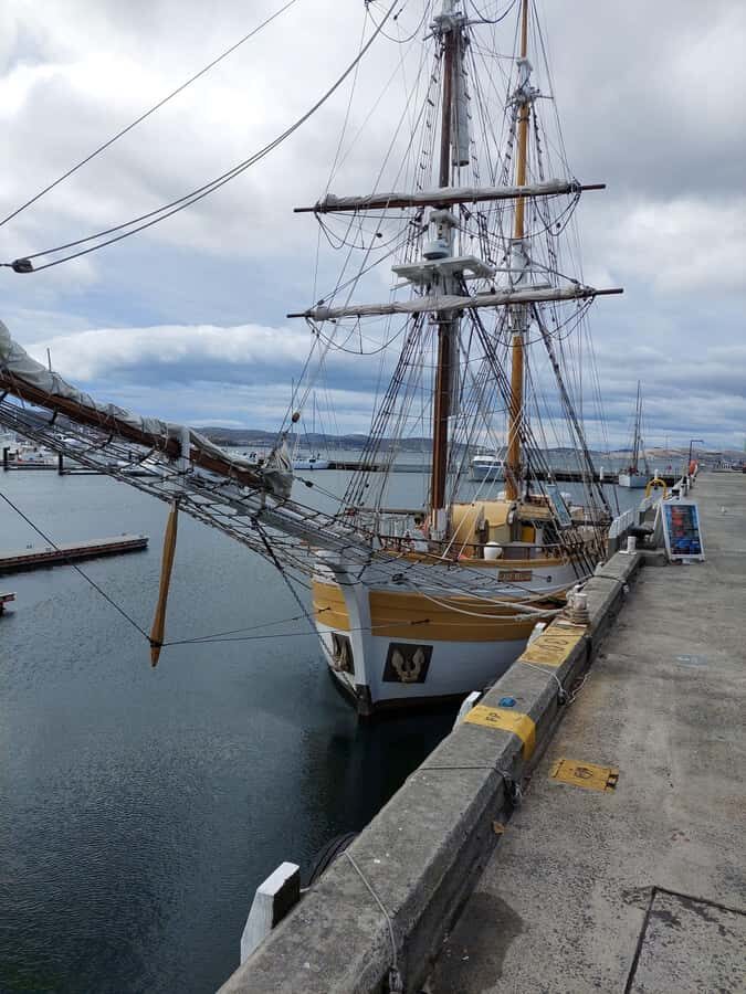 Hobart Attractions Bus: HOBART SHORE EXCURSION - The Experience: Guided Commentary and Views
