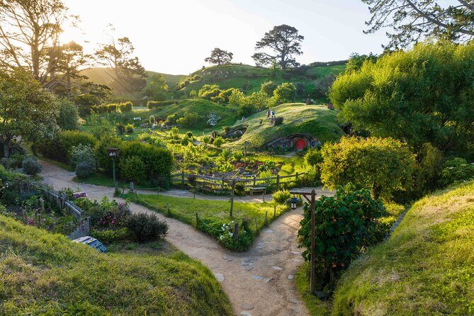 Hobbiton Movie Set and Hamilton Gardens Small Group-from Auckland - A Detailed Look at the Experience