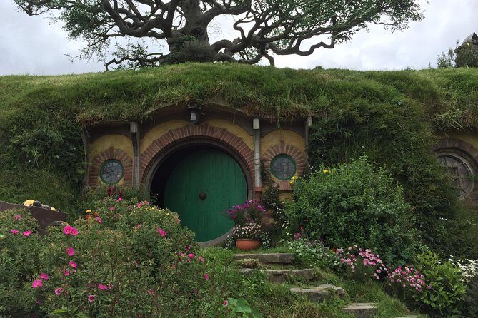 Hobbiton movie set tour and a lot more beautiful NZ sights - Pickup and Travel Comfort