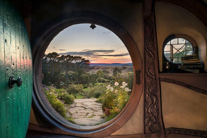 Hobbiton & Waitomo Caves Guided Tour from Auckland with Lunch - Lunch Break — A Tasty Pause