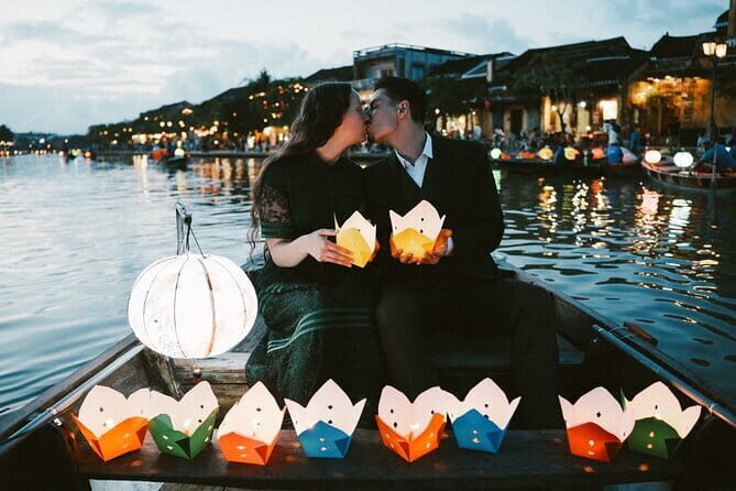 Hoi An Lantern Photoshoot: Boat Ride, Lantern Shop & Release - What Past Travelers Say
