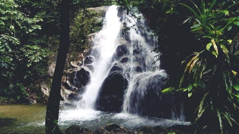 Kuala Lumpur: Batu Caves, Ramayana Caves and Kanching Falls - Ramayana Caves: Mythology in a Natural Setting