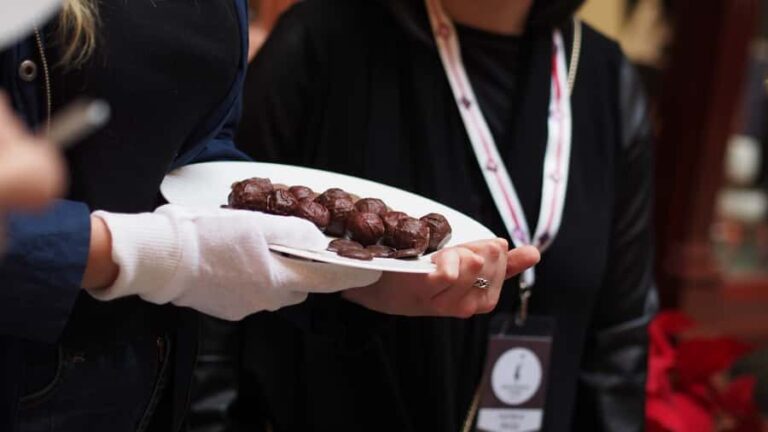 Melbourne: Guided Chocolate Walking Tour of the city - Visiting the Chocolate Stores