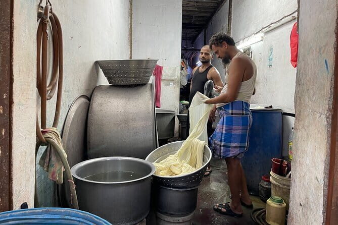 Mumbai Slum Dhobi Ghat and Train Ride Tour with a Local Guide - What’s Included and How It Adds Value