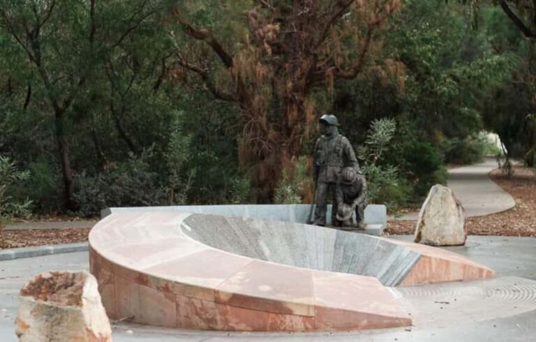 Perth: Kings Park Botanicals & Beyond Guided Hike - Walking the Federation Walkway
