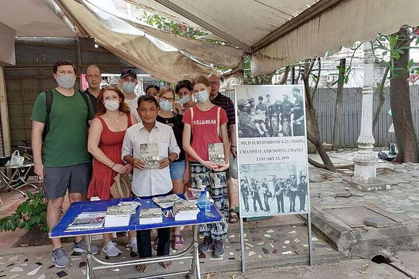 Phnom Penh: killing field & Toul Sleng genocide museum Tour - Visiting the Killing Fields