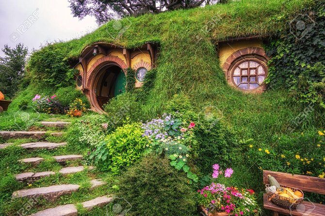 Private Luxury Tour From Auckland to Hobbiton Movie Set and Rotorua for couples - The Experience of Traveling in Style and Comfort