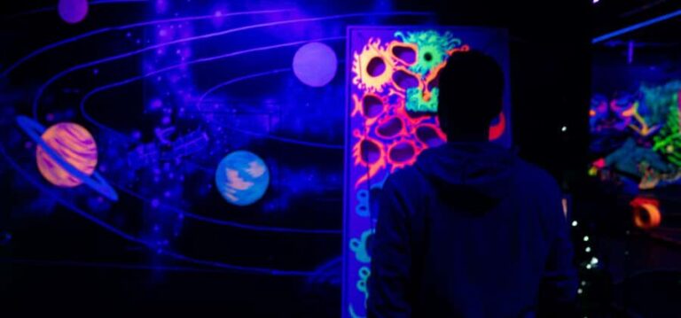 Queenstown: Indoor Putt 'n' Glow Mini Golf - The Experience Itself: A Closer Look