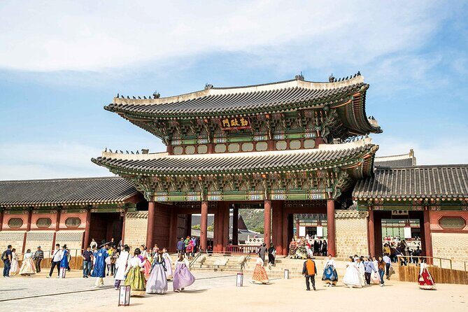 Seoul Day Tour: Gyeongbokgung Palace, Bukchon, Gwangjang Market - The Buzz of Gwangjang Market