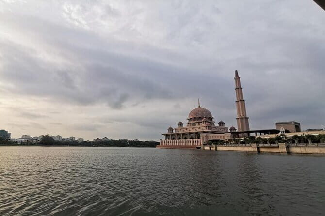 Shared Putrajaya Tour with Traditional Boat Cruise & Pink Mosque - The Itinerary in Detail: What You Can Expect