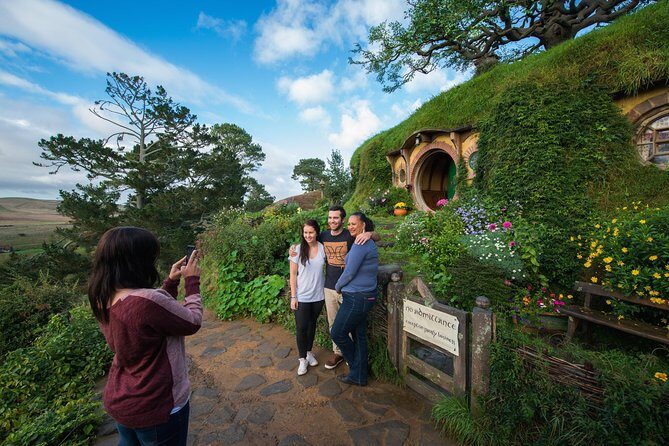 Small-Group Hobbiton Tour from Auckland with Party Marquee Lunch - The Green Dragon Inn and Lunch Experience