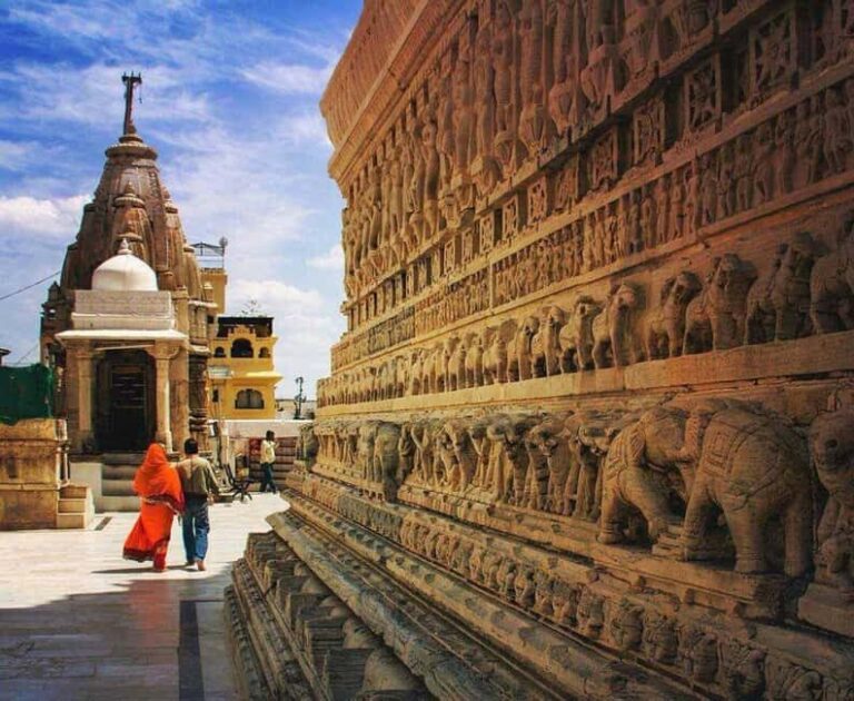 Stories of Udaipur: Ghats, Temples & Heritage Walk - Exploring Temples with Artistic Carvings