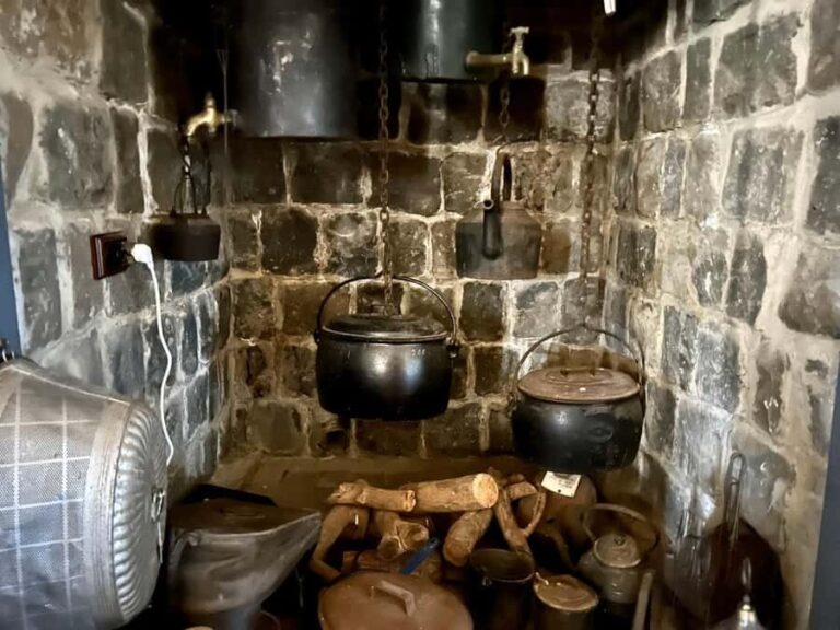 SYDNEY : Ghosts, Grog & The Rocks: Haunted Pubs &Cellar Tour - The Guide & Atmosphere